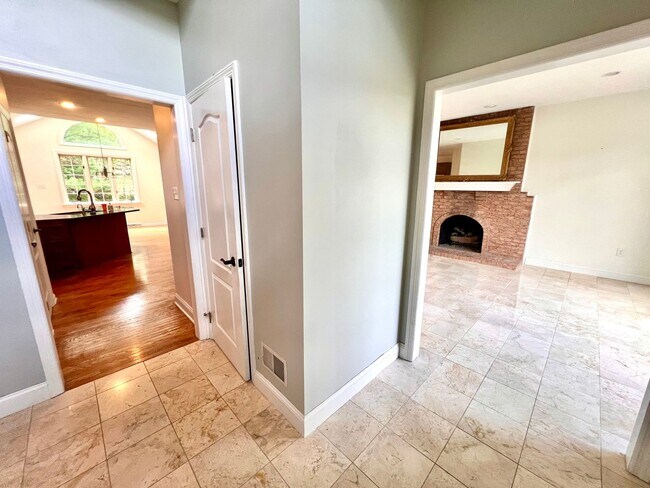 Building Photo - Pittsburgh - 5 Bedroom 3.5 Bathroom - Beau...
