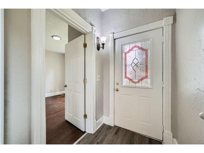 Foto del edificio - 911 Sims Ave