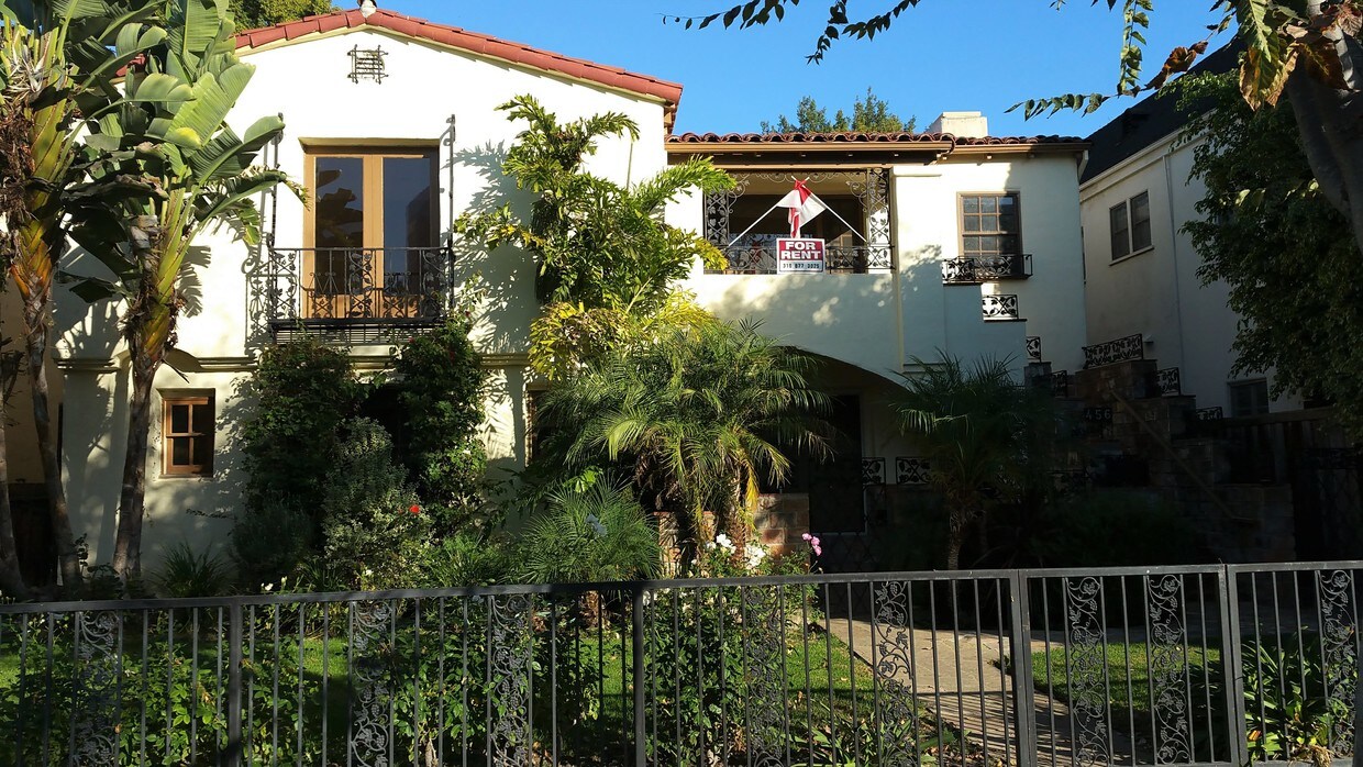 Foto principal - 456 S Roxbury Dr