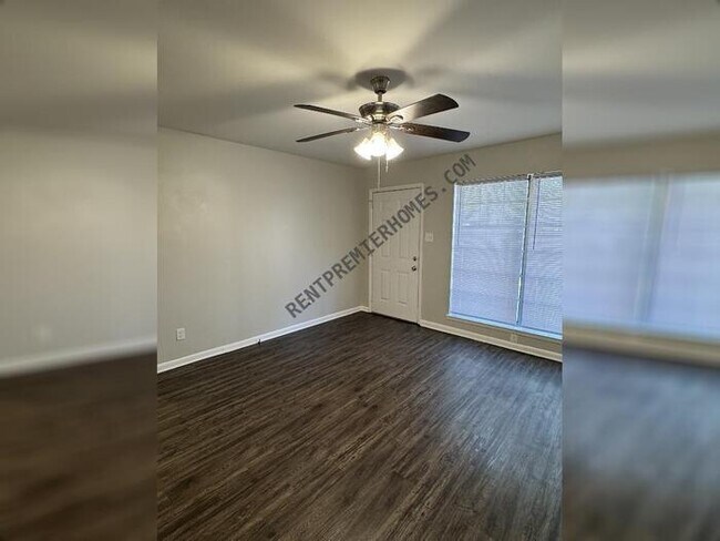 Foto del edificio - 5904 Lyndell Dr
