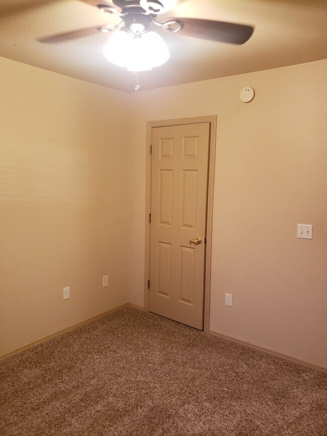 Foto del edificio - Northwoods Condo - 2 bed / 1 bath with assigned parking