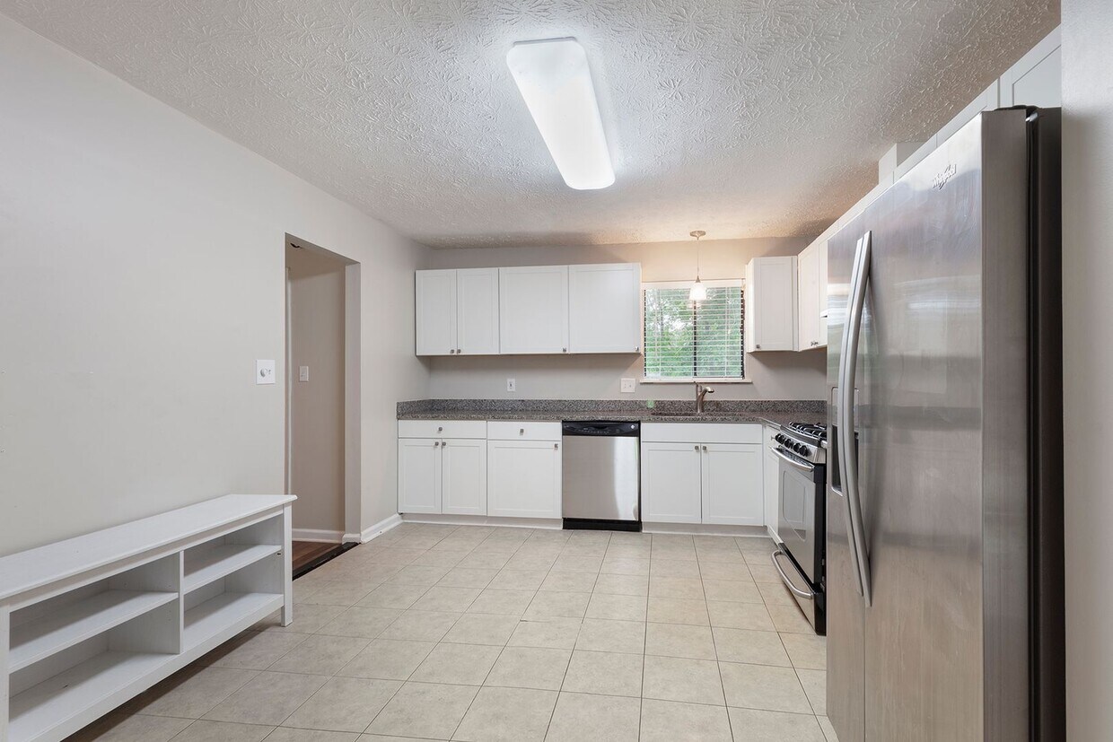 Primary Photo - Spacious 3/2.5 Split Level w/ Large Bonus ...