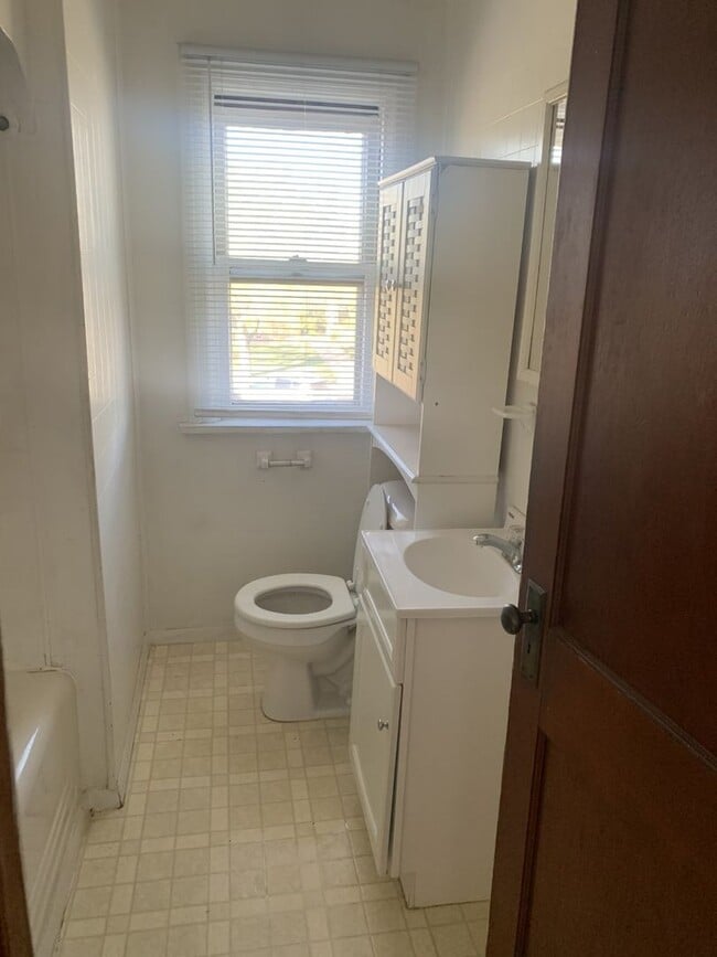 Building Photo - $850 - 1 Bedroom, 1 Bathroom Apartment in ...