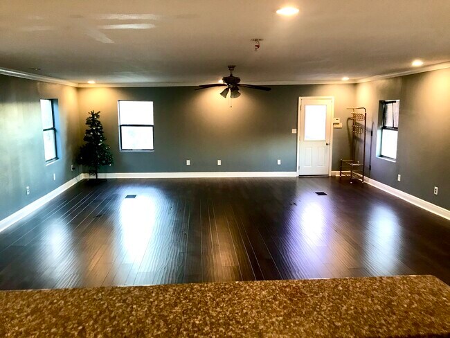 Building Photo - 2135 Mirabeau Ave