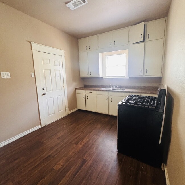 Building Photo - "Charming 3-Bedroom Port Arthur Home with Warm Hardwood Floors – 1237 Sq Ft of Comfort!"