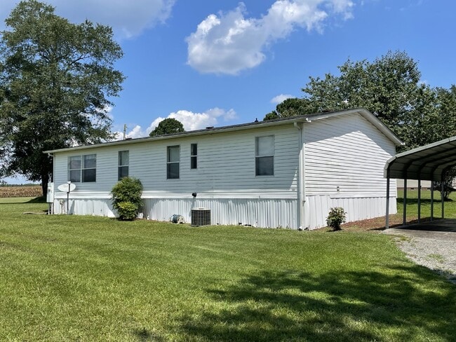 Building Photo - Furnished 3 bedroom 2 full bathroom Manufa...
