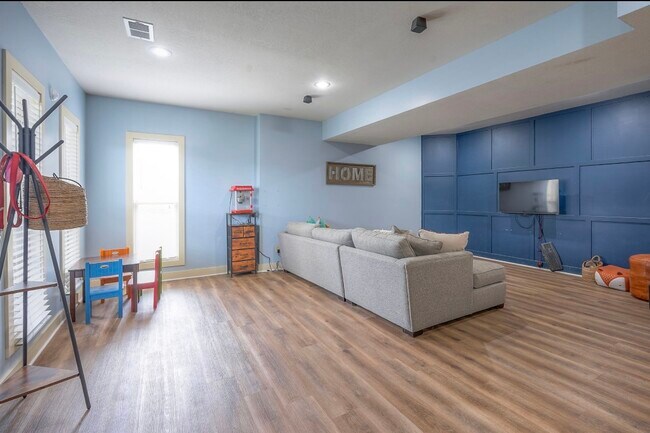 Building Photo - 10111 N Tullis Dr