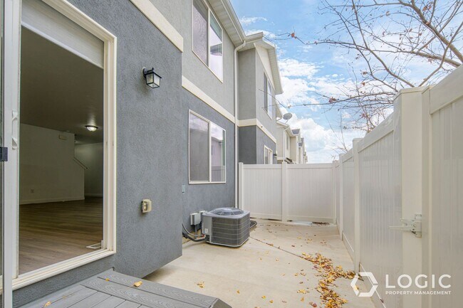 Foto del edificio - Spacious Townhome in Herriman!