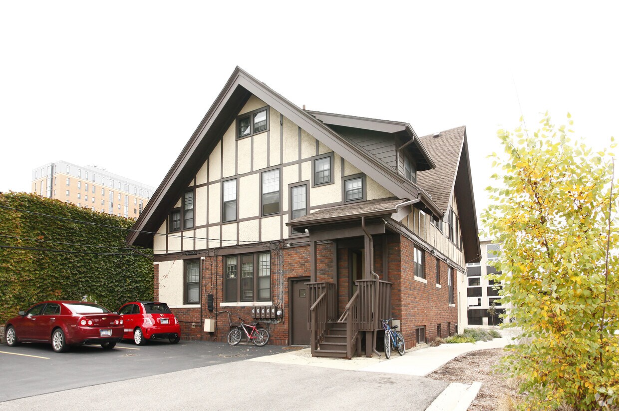Foto del edificio - 335-339 E Huron St