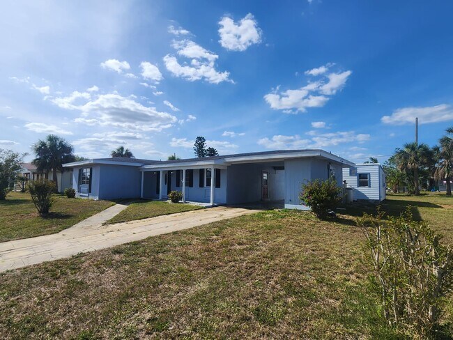 Foto del edificio - 22190 Laramore Ave