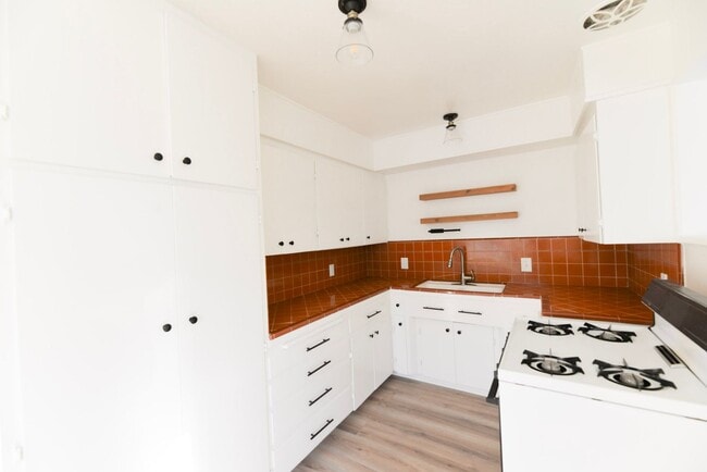 Building Photo - 810 Buena Vista