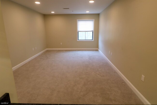 Foto del edificio - 1 br, 1 bath  - 4 Mayflower Ave Apt 308B