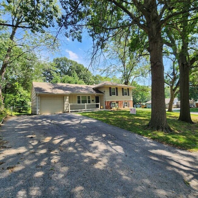 Building Photo - Stylish 3 Bedrooms, 2 1/2 Bathroom, 1 Car ...