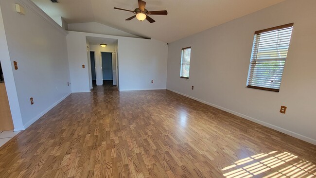 Foto del edificio - Fantastic 3 Bed/ 2 bath + Den ~ UTC Distri...
