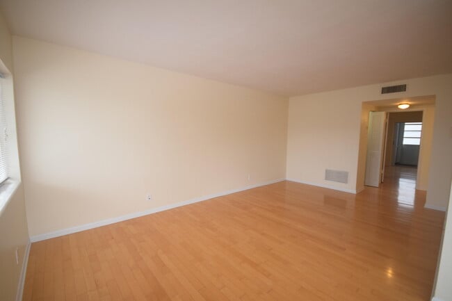 Building Photo - 2960 Lake Osborne Dr