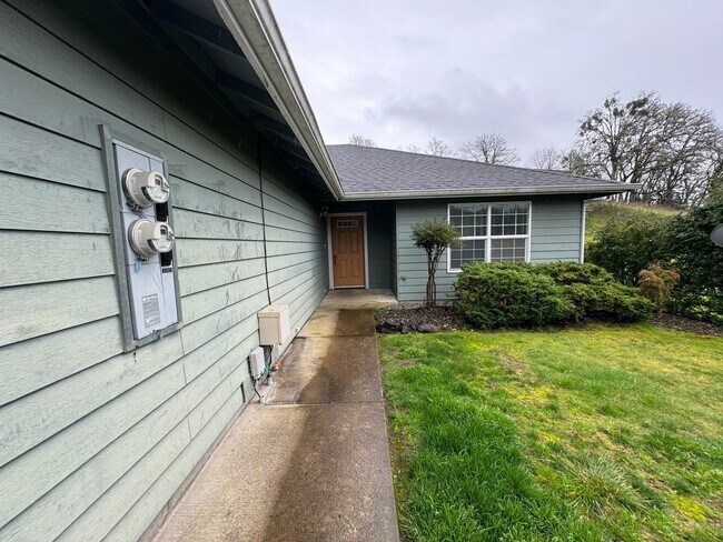 Foto del edificio - 2 bedroom 2 bathroom Roseburg Duplex
