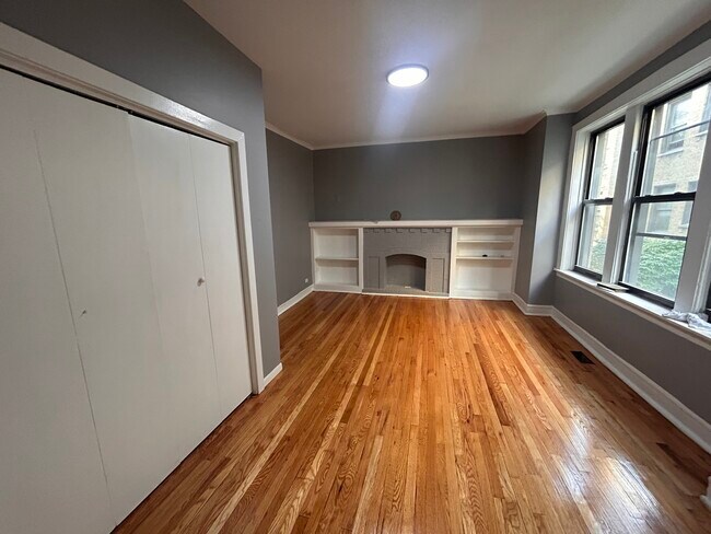 Building Photo - 1028 E Hyde Park Blvd