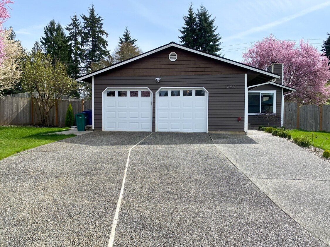 12707 NE 132nd Plz, Kirkland, WA 98034 House for Rent in Kirkland, WA