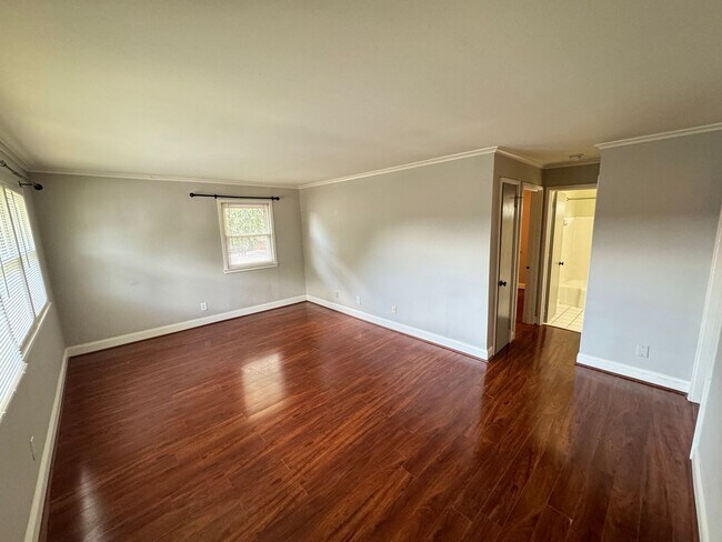 Foto del edificio - Updated Village District Condo in Raleigh