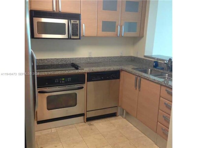 Building Photo - 2101 Brickell Ave