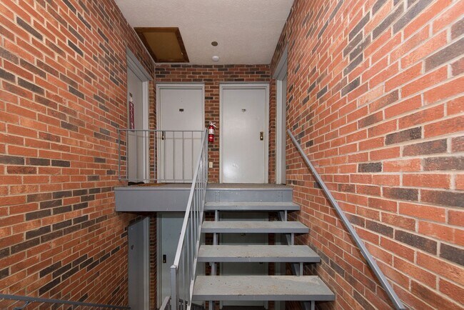 Building Photo - Large 2 bedroom with all the best amenities