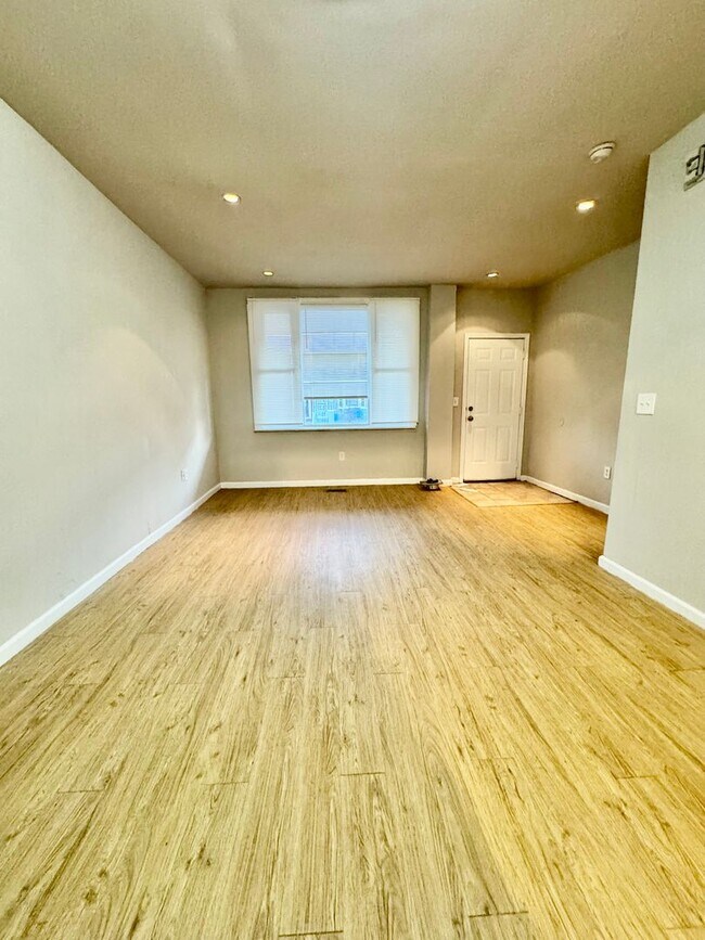 Building Photo - 3BD/1BA West Philadelphia Apartment Availa...