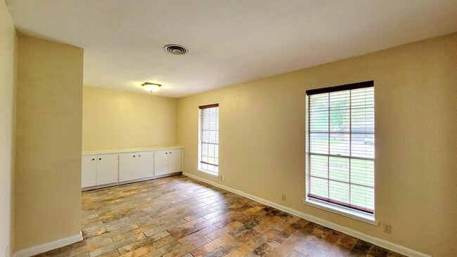 Building Photo - 2614 Tanglewood Dr