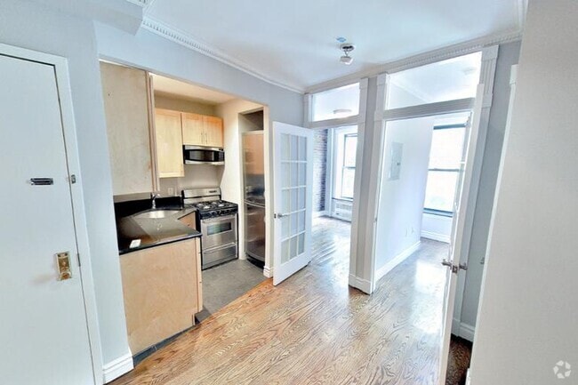 Building Photo - 420 E 9th St