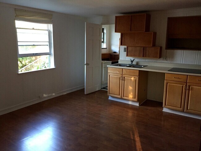 Interior del muro este - 2085 Ivar Ave