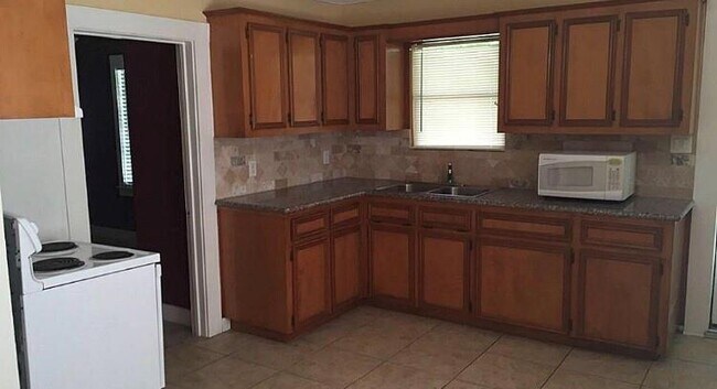 Building Photo - 17419 South Dr