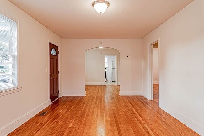 Building Photo - Cute Home in Spartanburg with Original Har...