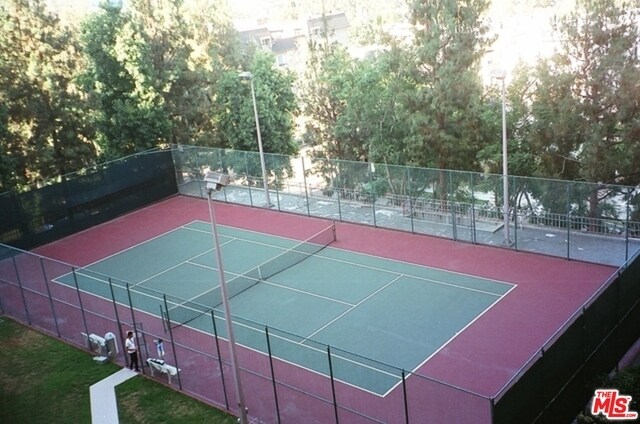 Foto del edificio - 100 S Doheny Dr