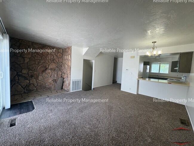Foto del edificio - 1524 Falcon Dr