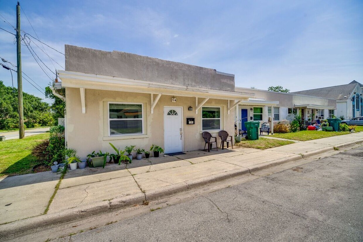 Foto principal - 2 bedroom 1 bath close to downtown Melbour...