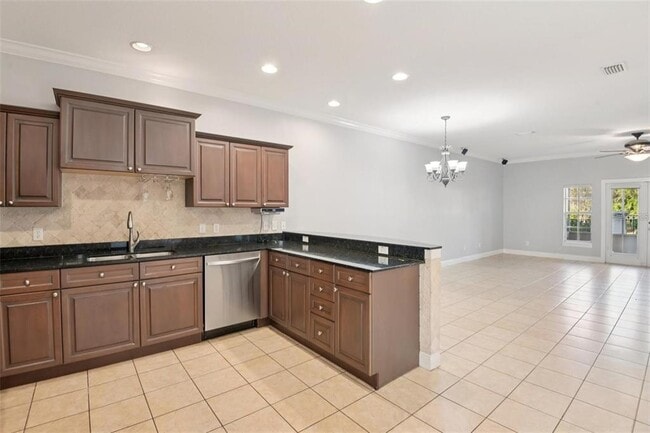 Building Photo - 300 Valencia Cir
