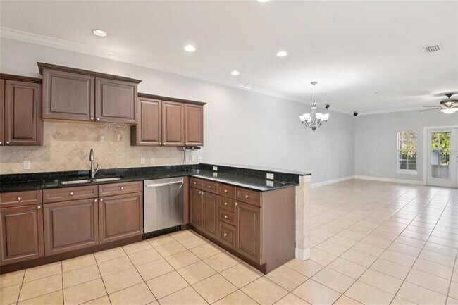 Building Photo - 300 Valencia Cir