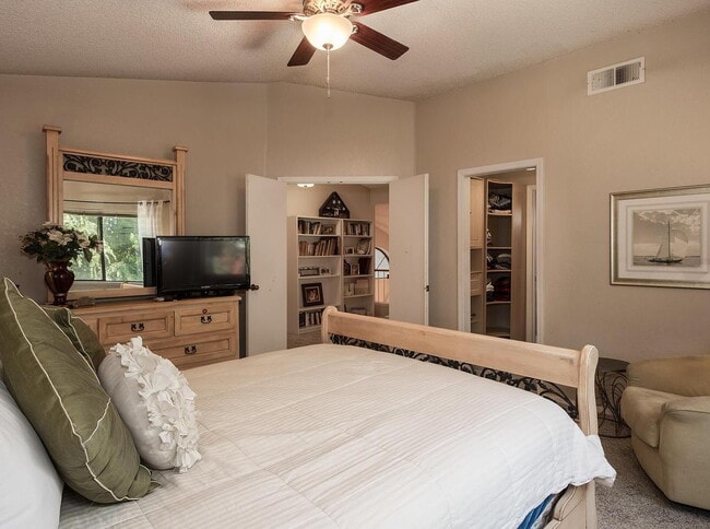 Building Photo - Spacious 4-Bed, 2-Bath Home with 2,034 Sq Ft of Comfort!"