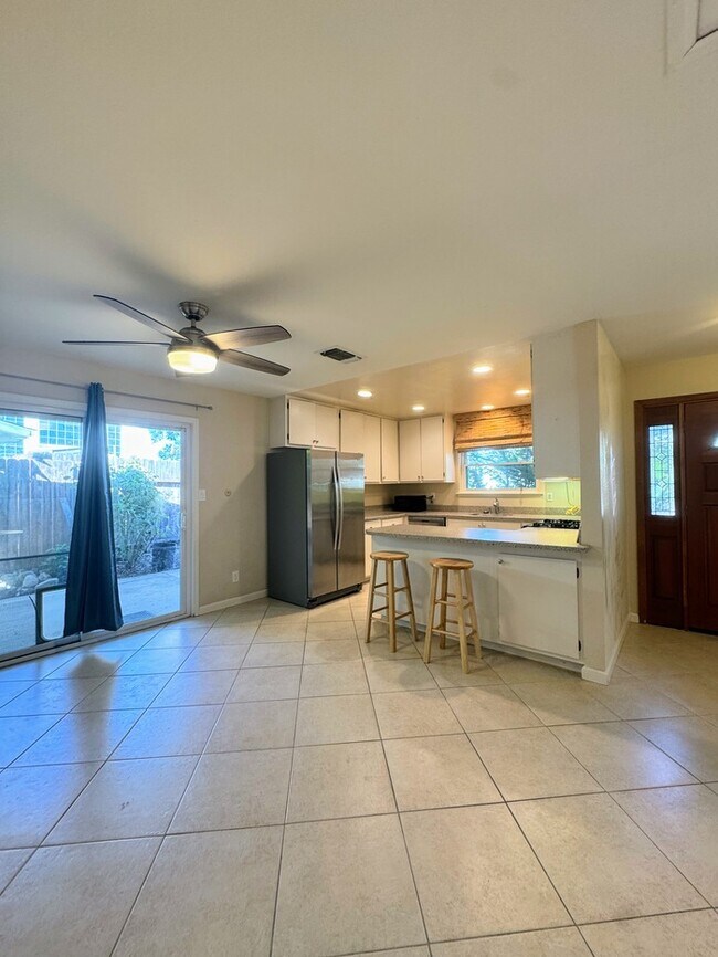 Building Photo - Charming , Spacious House for Rent in Rocklin