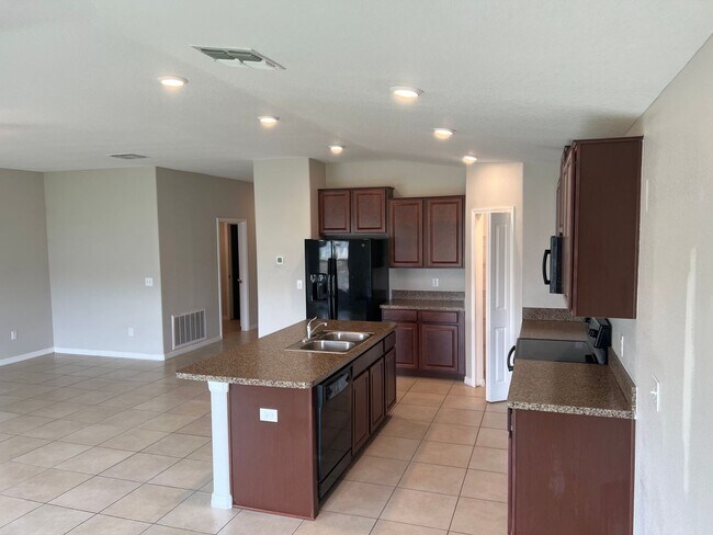 Foto del edificio - Beautiful 4/2 Riverview Home , new paint a...
