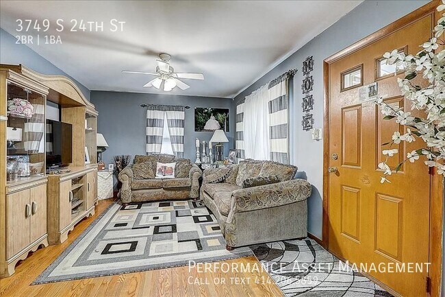 Building Photo - Charming 2 Bedroom Single Family Home