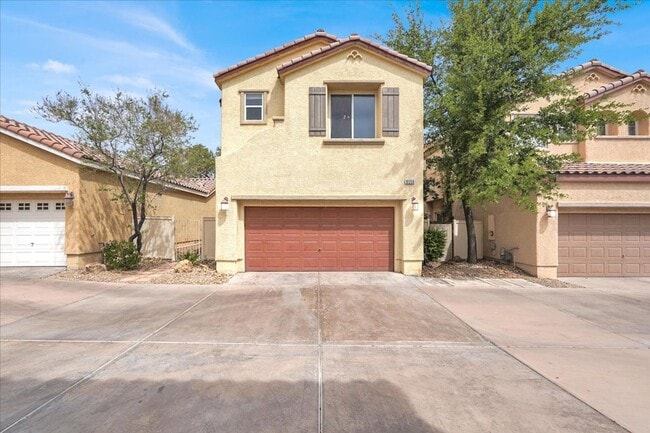 Building Photo - 3 Bedroom and A LOFT, 2.5 Baths, 2 Car Gar...