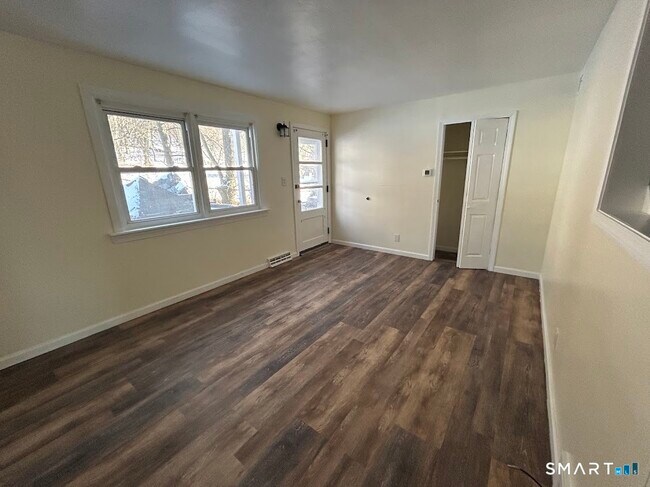 Foto del edificio - 244 Woodlawn Cir