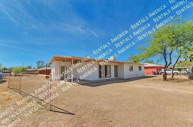 Building Photo - 5034 E 17th St