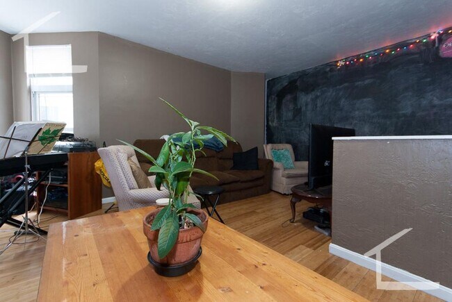 Photo - Sunny, Spacious 5-bed with 3 Bathrooms! Apartment