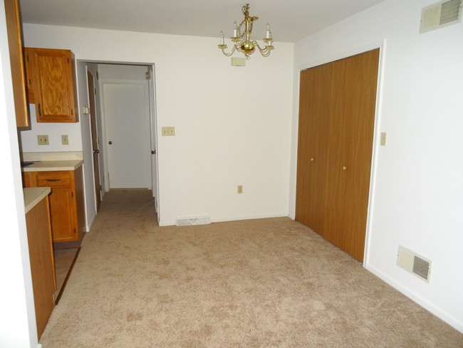 Building Photo - 400 Cherry Dr