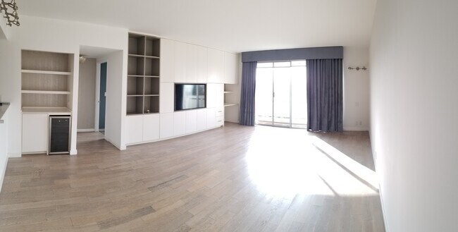 Fotografía del edificio - 321 S San Vicente Blvd