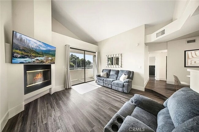 Building Photo - Beautiful Luxury 2 Bedroom Condo w/ Laundry Hookups, Private Patio, Secured Parking, Hardwood Flo...