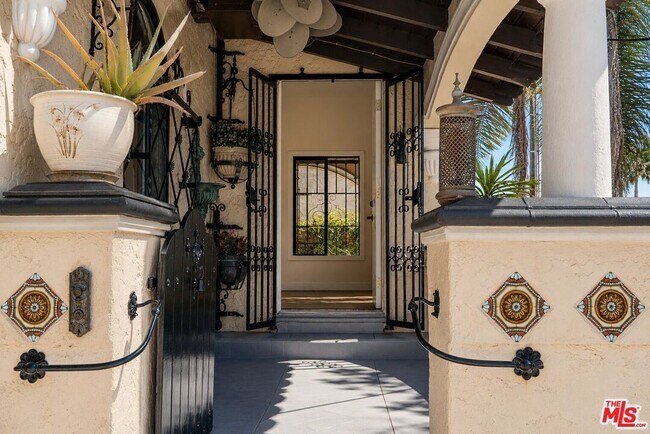 Foto del edificio - 6132 Whitsett Ave