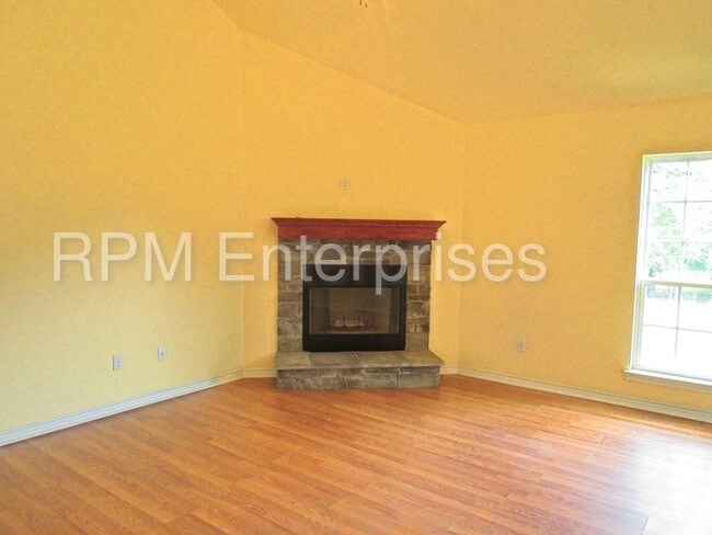 Building Photo - 10201 Hefner Oaks Dr