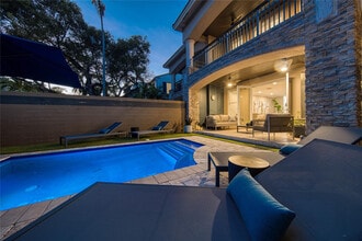 Building Photo - 1215 NE 1st St